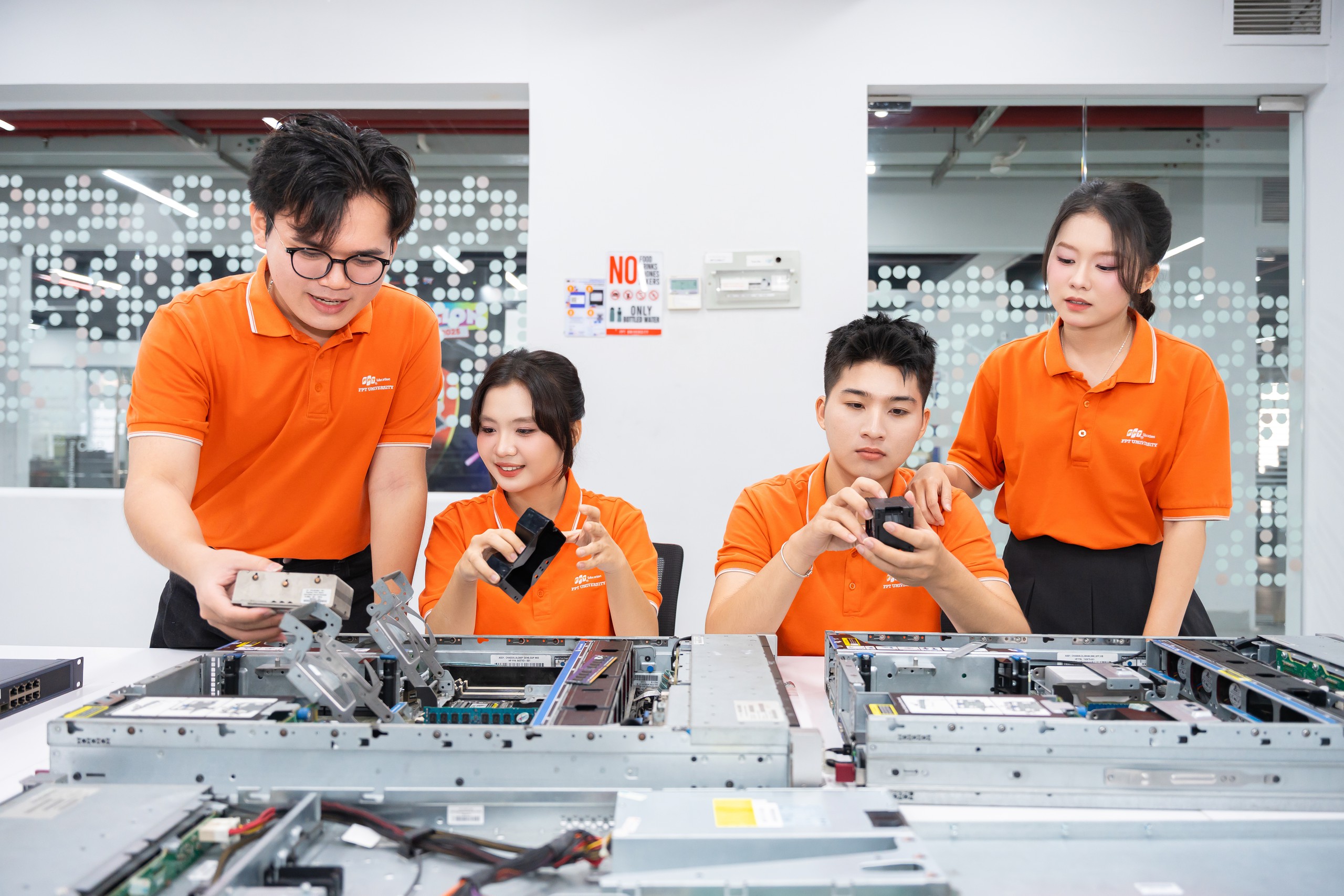 Trường ĐH FPT bắt tay với tập đoàn công nghệ, viện nghiên cứu để đào tạo 30.000 nhân lực, 100 Tiến sĩ trong các lĩnh vực công nghệ- Ảnh 1. Trường ĐH FPT bắt tay với tập đoàn công nghệ, viện nghiên cứu để đào tạo 30.000 nhân lực, 100 Tiến sĩ trong các lĩnh vực công nghệ- Ảnh 1.