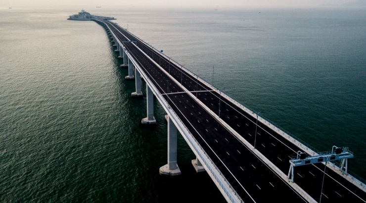 Siêu cầu dài nhất thế giới, vượt cả quãng đường Hà Nội – Hạ Long: Huy động 10.000 người dựng trong 3 năm, sử dụng hơn 4.500 dầm bê tông nặng tới 900 tấn- Ảnh 1. Siêu cầu dài nhất thế giới, vượt cả quãng đường Hà Nội – Hạ Long: Huy động 10.000 người dựng trong 3 năm, sử dụng hơn 4.500 dầm bê tông nặng tới 900 tấn- Ảnh 1.