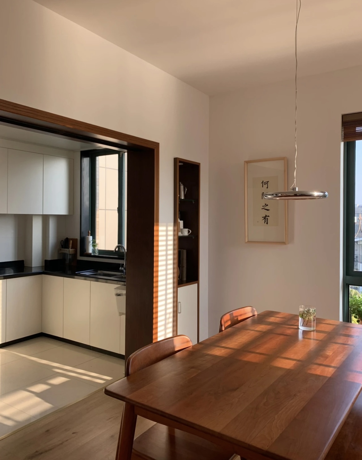 Xem 2 ngôi nhà này mới hiểu vì sao ngày càng nhiều người bỏ sofa, bàn trà và kệ tivi- Ảnh 5.