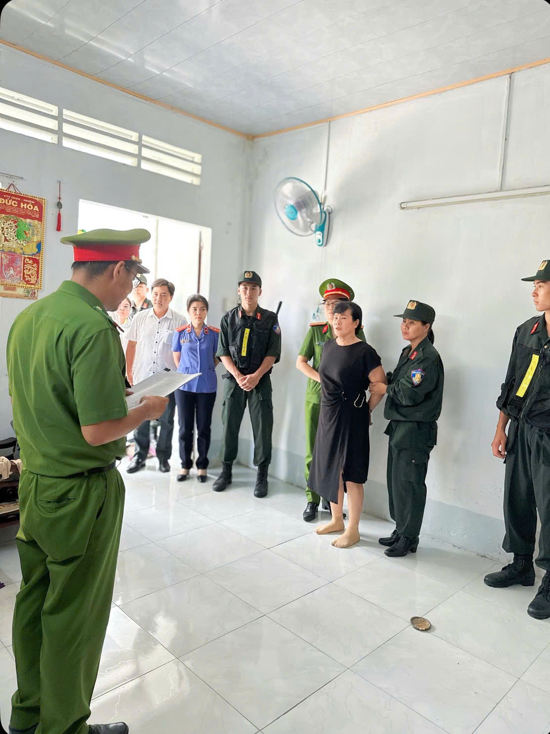 Thi hành lệnh bắt tạm giam Facebooker Nguyễn Thị Châu SN 1968 - Ảnh 2.