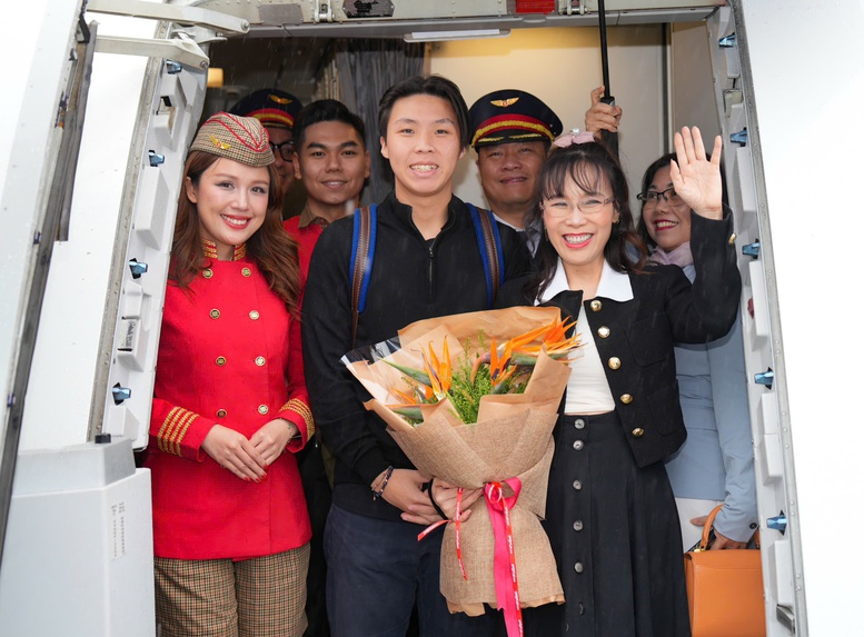 Hôm qua - 20/9, tỷ phú Nguyễn Thị Phương Thảo có mặt trên 1 chuyến bay đặc biệt - Ảnh 1.