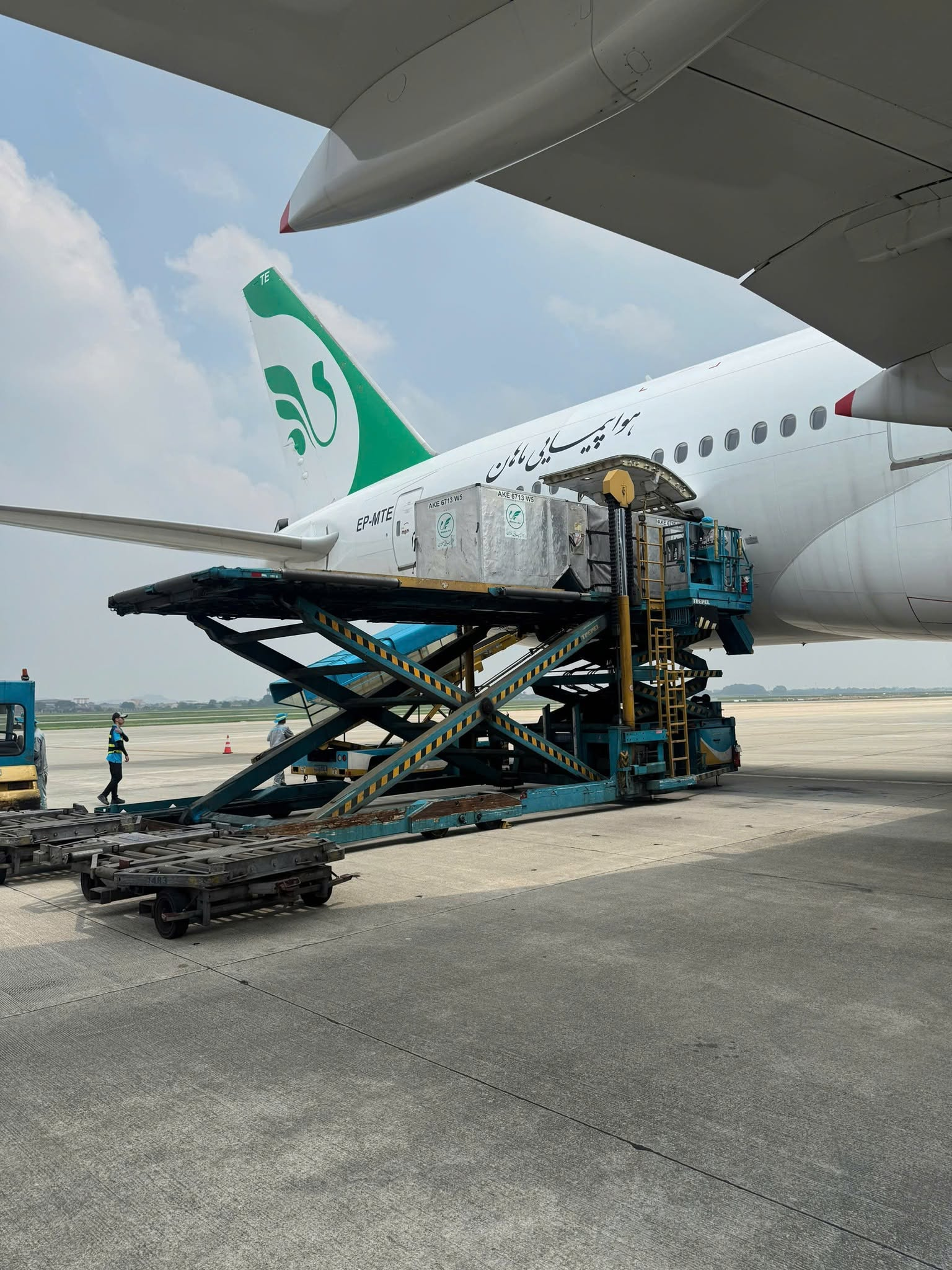 Hôm qua - 21/9, sân bay Nội Bài ghi nhận một máy bay lạ hạ cánh - Ảnh 4.