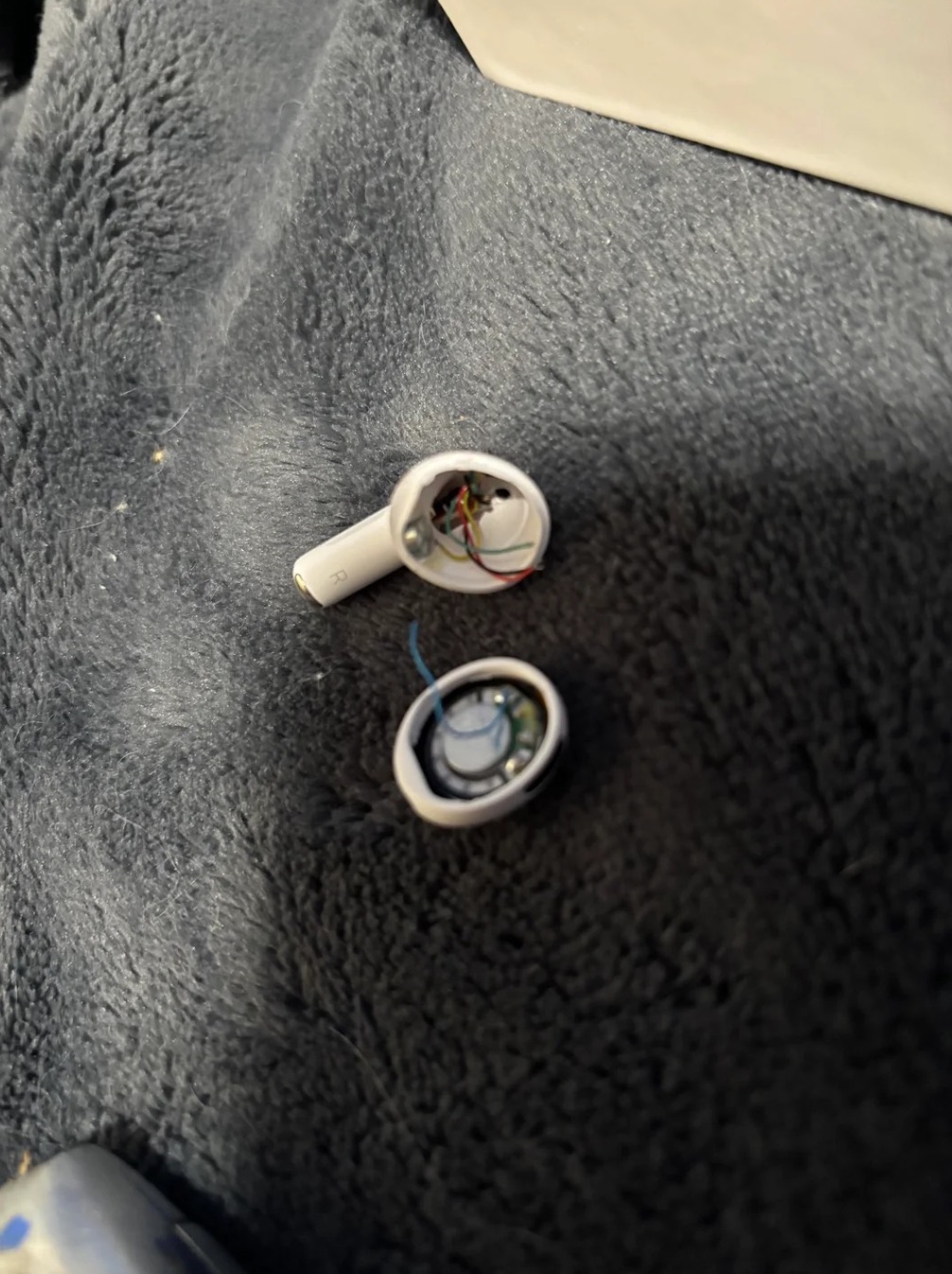 Dùng AirPods Pro 3 mãi mà không biết là hàng giả, đến khi tai nghe bị hỏng mới nhận ra - Ảnh 1.