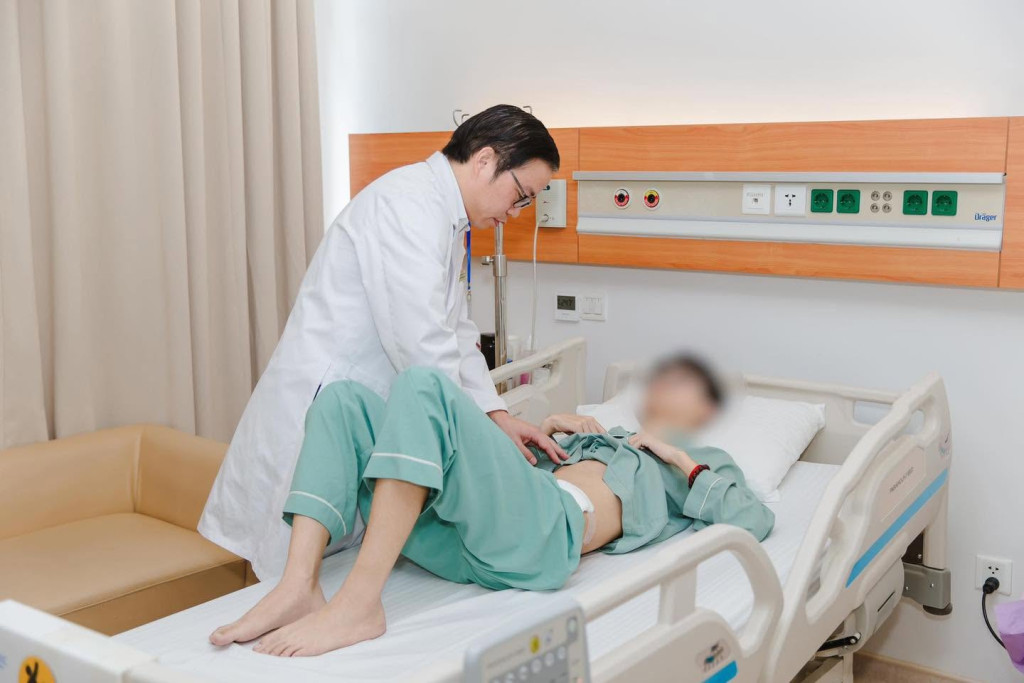 Chân dung bác sĩ Việt sinh năm 1975 vừa làm Tổng giám đốc vừa cầm dao mổ hơn 14.000 ca: Sở hữu "gia tài" kỷ lục ngành y- Ảnh 2.