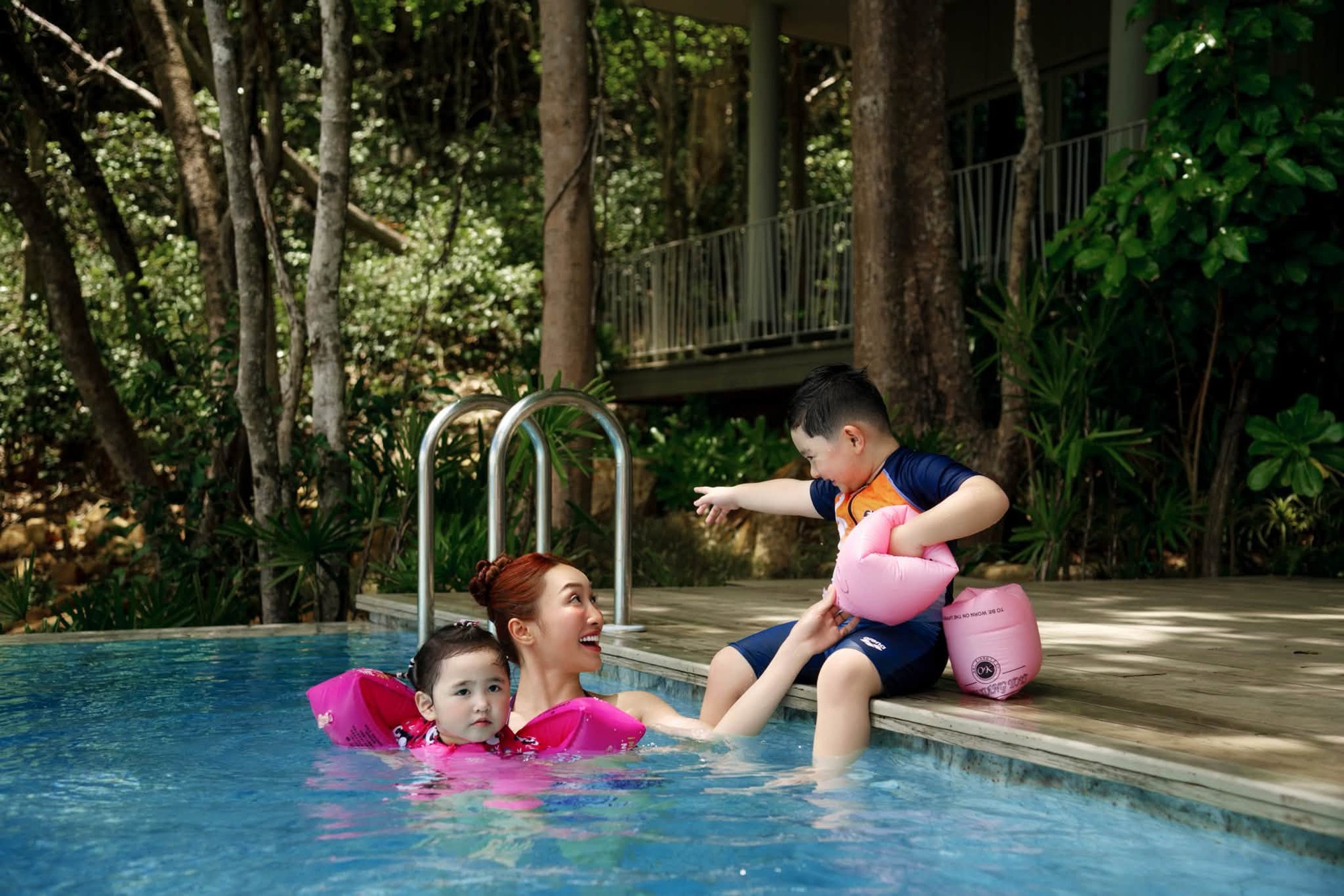 Chi Bảo cưới vợ kém 16 tuổi, sinh 2 con ở tuổi U60, 2 nhóc tỳ đều "ngậm thìa vàng", hưởng hết gen trội của bố mẹ- Ảnh 5.