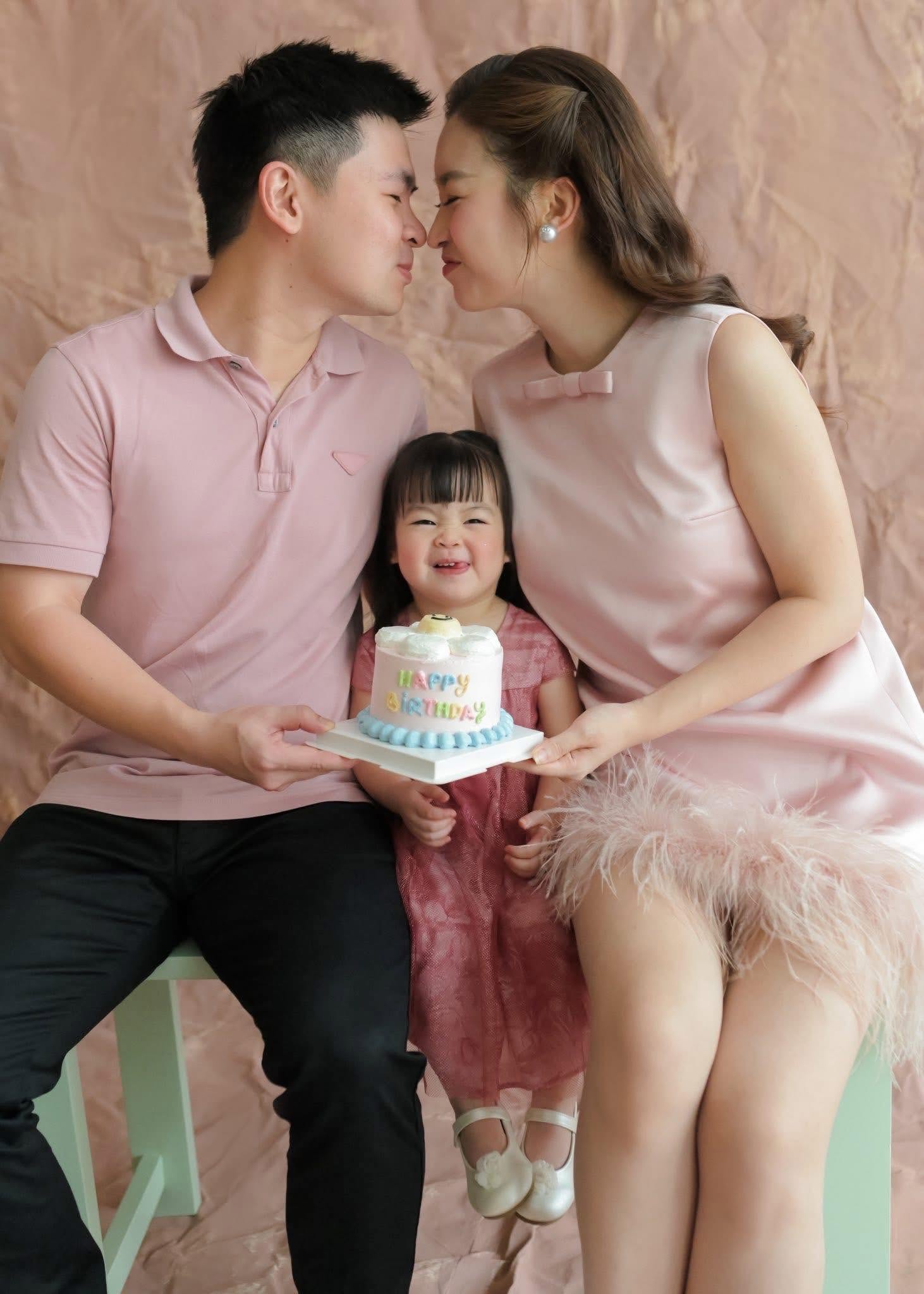 Cháu gái của "bầu Hiển" mới 3 tuổi đã mê trái bóng tròn, gương mặt "copy paste" từ bố chủ tịch, đủ thấy gen nội trội thế nào!- Ảnh 2.
