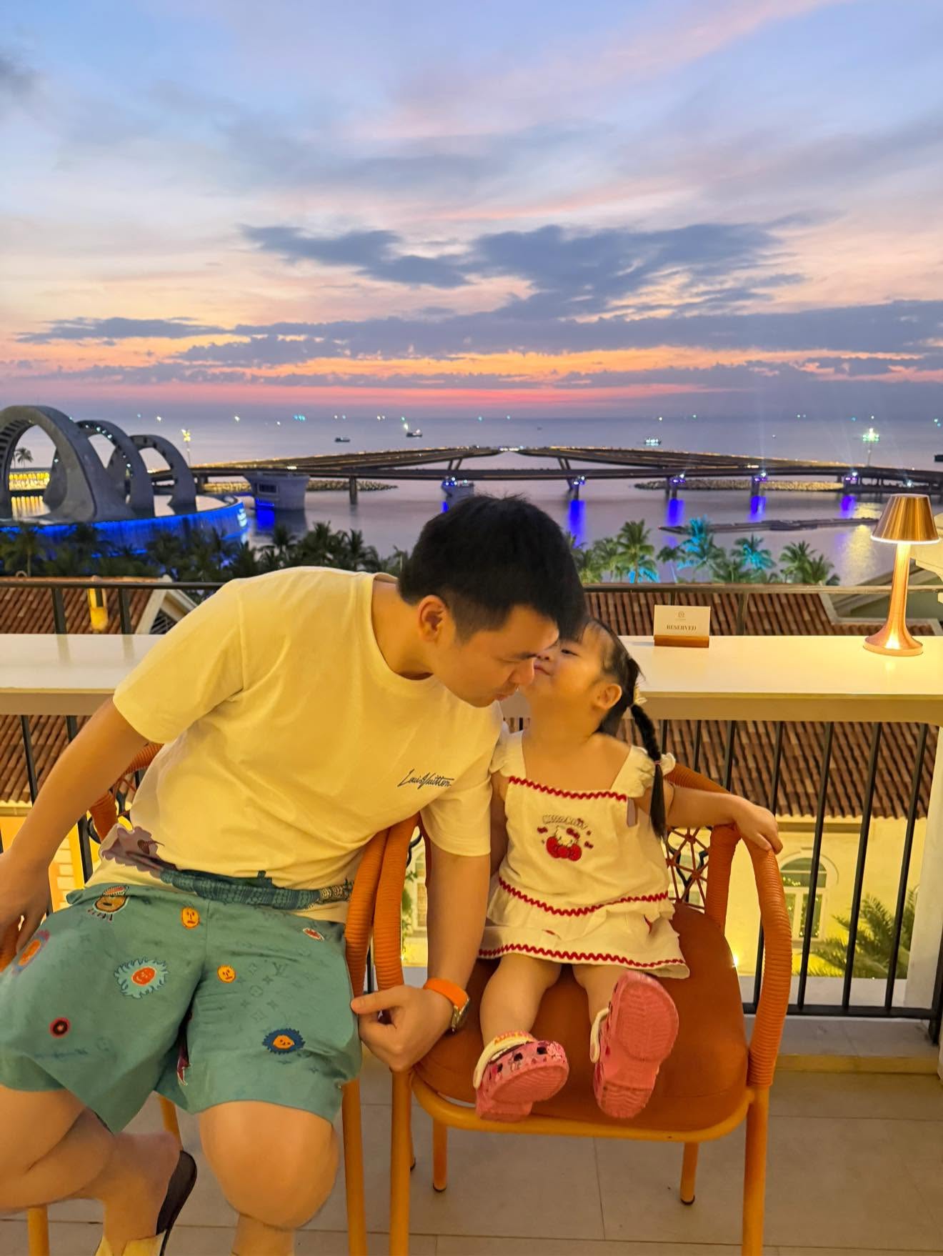 Cháu gái của "bầu Hiển" mới 3 tuổi đã mê trái bóng tròn, gương mặt "copy paste" từ bố chủ tịch, đủ thấy gen nội trội thế nào!- Ảnh 10.