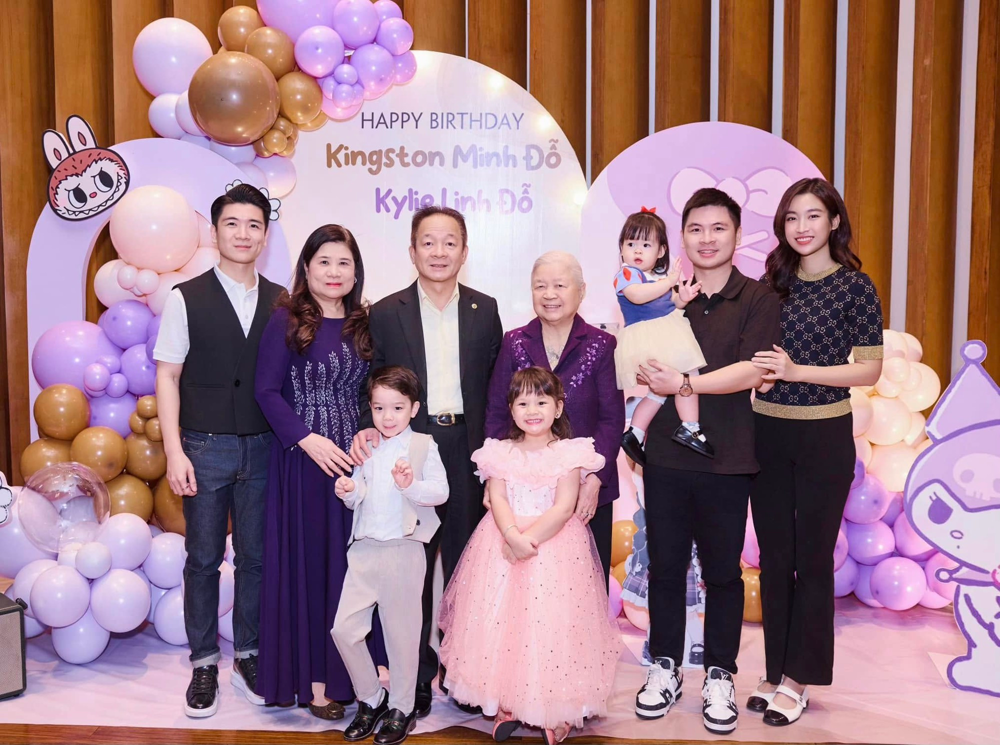 Cháu gái của "bầu Hiển" mới 3 tuổi đã mê trái bóng tròn, gương mặt "copy paste" từ bố chủ tịch, đủ thấy gen nội trội thế nào!- Ảnh 7.