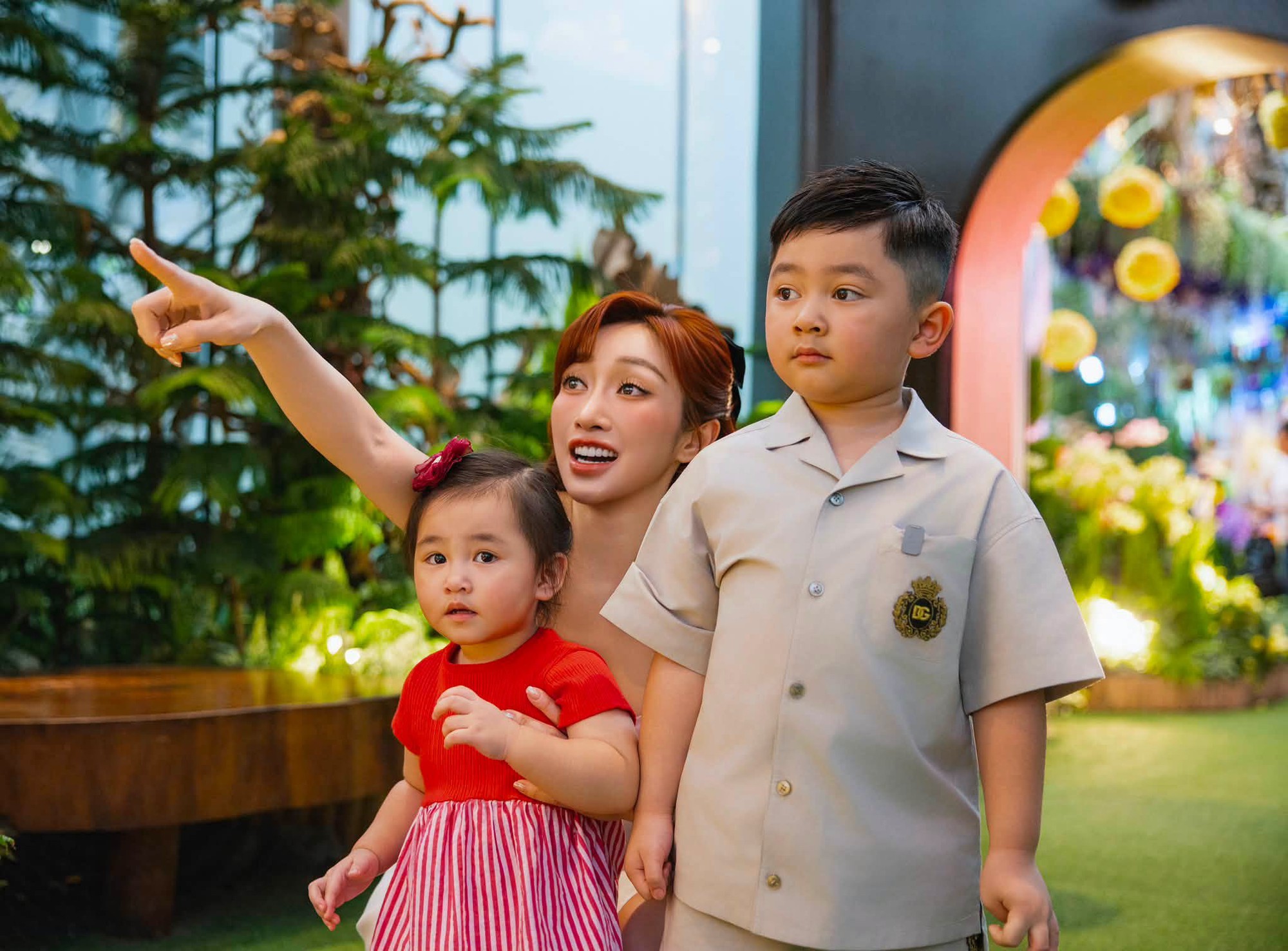 Chi Bảo cưới vợ kém 16 tuổi, sinh 2 con ở tuổi U60, 2 nhóc tỳ đều "ngậm thìa vàng", hưởng hết gen trội của bố mẹ- Ảnh 8.