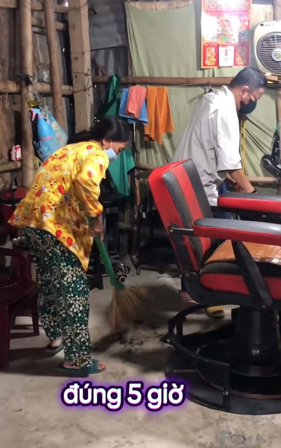 Mẹ 78 tuổi ngày ngày đạp xe đến tiệm hớt tóc của con trai hút 1,9 triệu lượt xem, xúc động lý do phía sau- Ảnh 1.