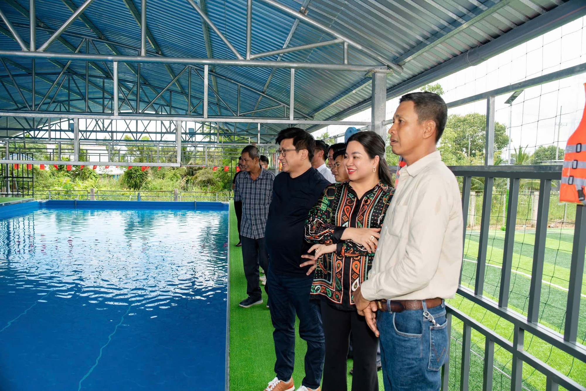 Vợ chồng bà Nguyễn Thanh Phượng vừa làm điều đặc biệt cho một ngôi trường vùng sâu ở miền Tây- Ảnh 2.