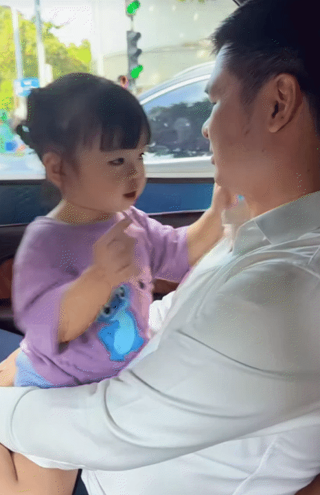 Cháu gái của "bầu Hiển" mới 3 tuổi đã mê trái bóng tròn, gương mặt "copy paste" từ bố chủ tịch, đủ thấy gen nội trội thế nào!- Ảnh 8.