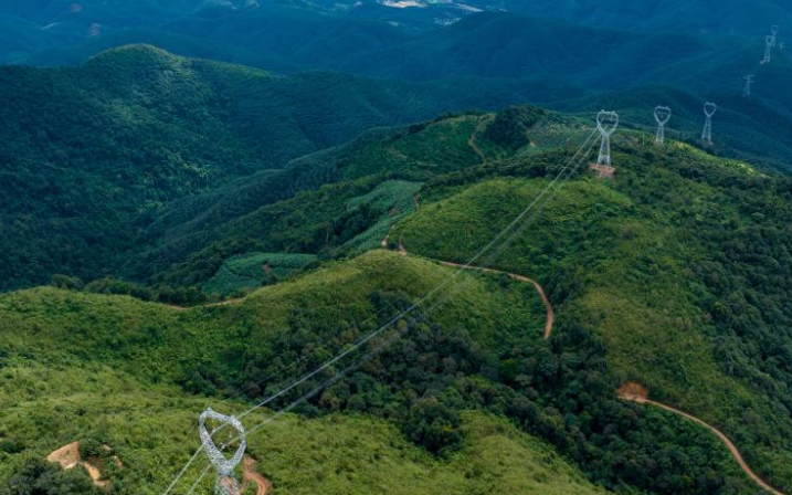 Trung Quốc đầu tư vào láng giềng Việt Nam mở đường dây 500 kV dài 177,5 km, thực hiện một điều chưa từng có