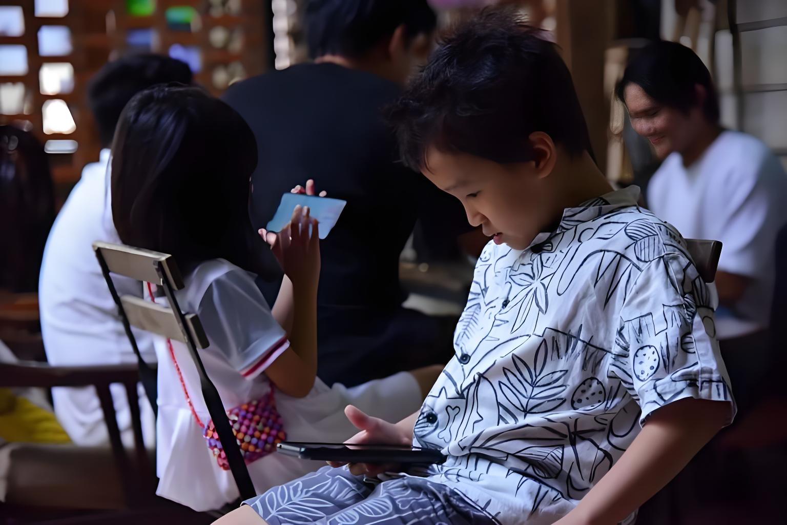 Người đàn ông bỏ tiền mua máy dò kim loại về nhà, quét một lượt rồi phát hiện 7 món đồ bị giấu kín- Ảnh 2.