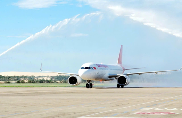 Chỉ trong 2 tháng, 3 sân bay Việt Nam cùng thực hiện nghi thức phun vòi rồng đón loạt máy bay hạ cánh  - Ảnh 1.