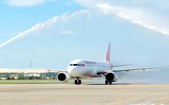 Chỉ trong 2 tháng, 3 sân bay Việt Nam cùng thực hiện nghi thức phun vòi rồng đón loạt máy bay hạ cánh 
