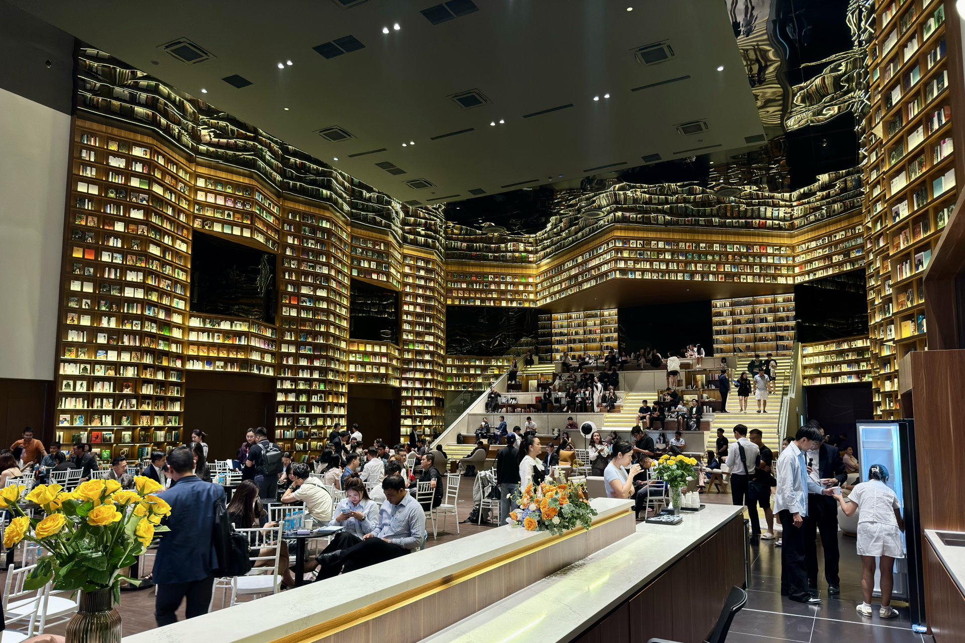 Đi thử "thư viện" giống hệt Starfield Seoul đang hot ở TP.HCM: Hóa ra là khu giới thiệu bất động sản, kệ sách chỉ là mô hình- Ảnh 2.