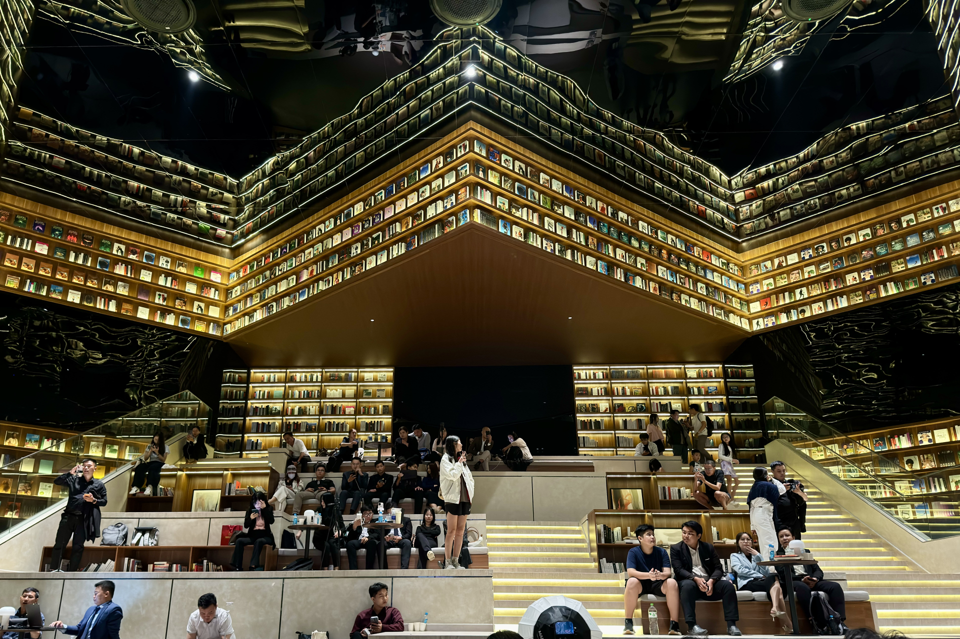 Đi thử "thư viện" giống hệt Starfield Seoul đang hot ở TP.HCM: Hóa ra là khu giới thiệu bất động sản, kệ sách chỉ là mô hình- Ảnh 4.