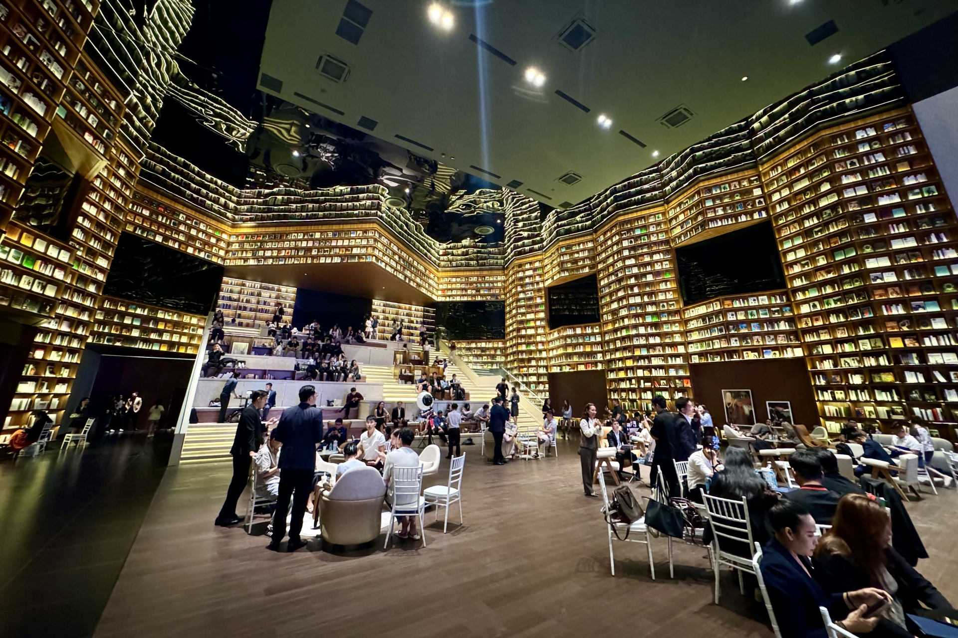Đi thử "thư viện" giống hệt Starfield Seoul đang hot ở TP.HCM: Hóa ra là khu giới thiệu bất động sản, kệ sách chỉ là mô hình- Ảnh 5.