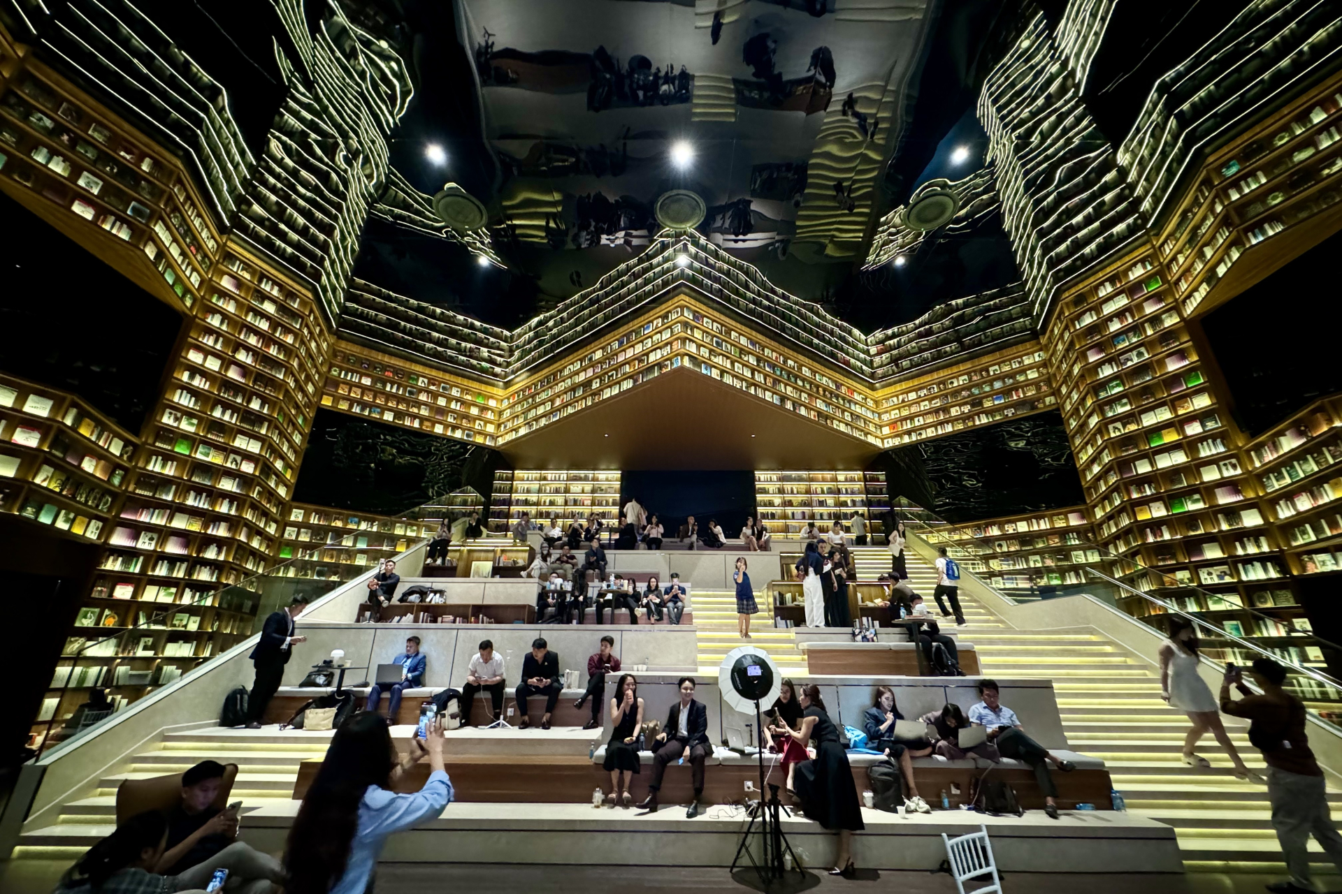 Đi thử "thư viện" giống hệt Starfield Seoul đang hot ở TP.HCM: Hóa ra là khu giới thiệu bất động sản, kệ sách chỉ là mô hình- Ảnh 12.