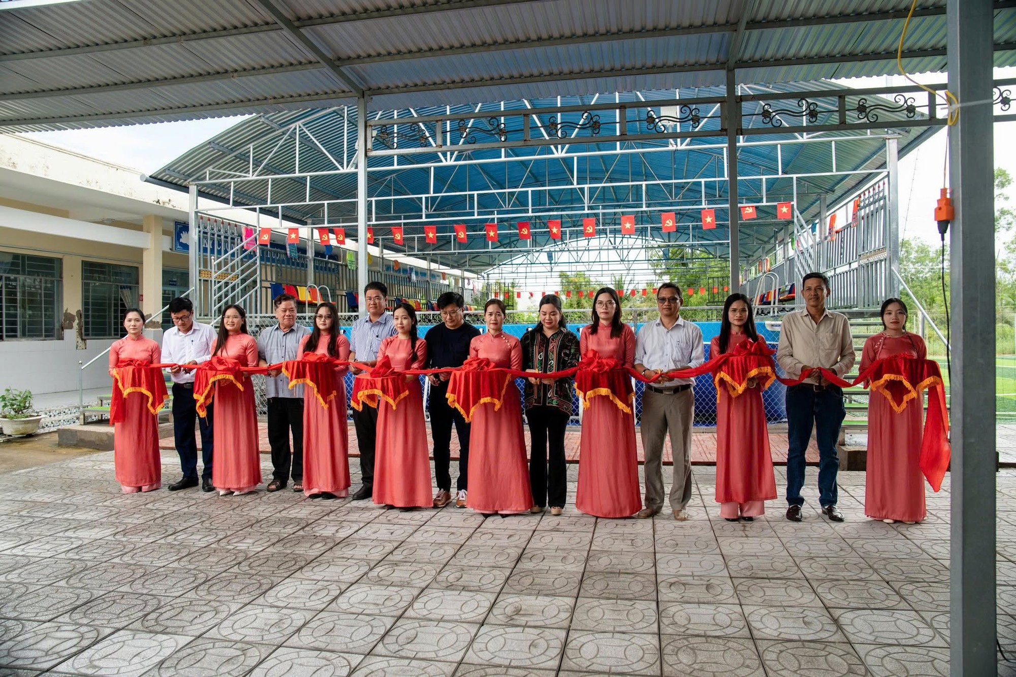 Vợ chồng bà Nguyễn Thanh Phượng vừa làm điều đặc biệt cho một ngôi trường vùng sâu ở miền Tây- Ảnh 3.