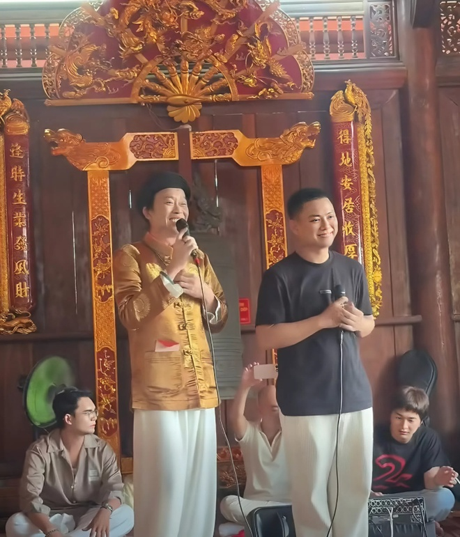 Khoảnh khắc Hoài Lâm gặp lại cha nuôi Hoài Linh - Ảnh 2.