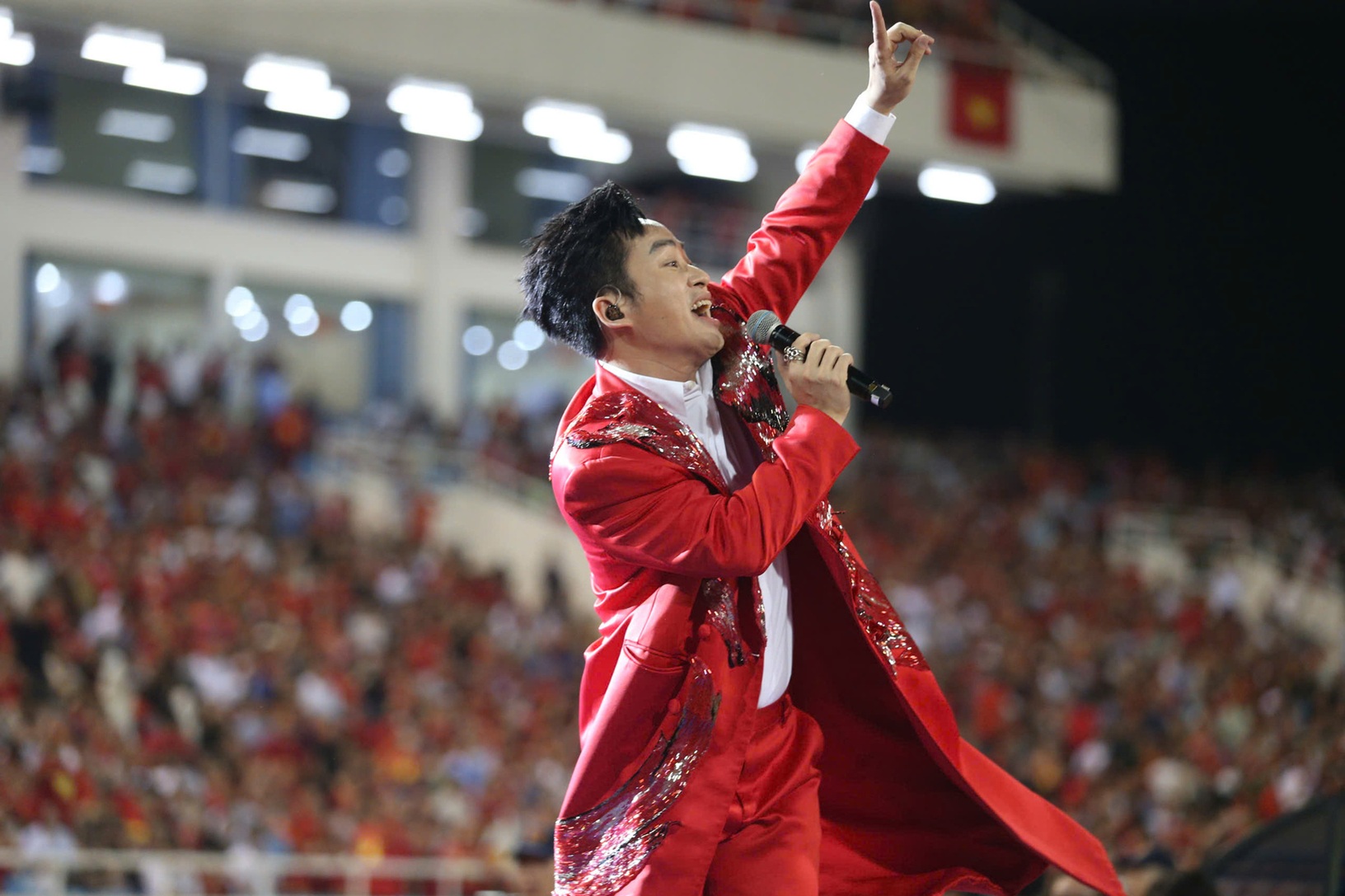 Tham vọng làm show 50 nghìn khán giả tại SVĐ Mỹ Đình như Mỹ Tâm, Tùng Dương liệu có thể? - Ảnh 1.