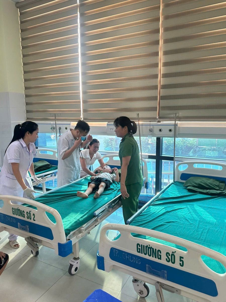 Nữ cảnh sát cơ động cấp cứu bé trai 4 tuổi gặp tai nạn trên đường: Tình trạng sức khỏe của cháu- Ảnh 2.