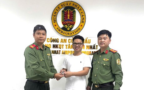 Công an sân xác minh hàng loạt túi xách 500 triệu, đồng hồ Rolex 600 triệu... nằm rải rác ở sân bay Tân Sơn Nhất