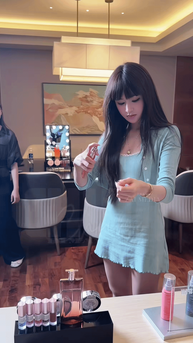 Gương mặt như búp bê của Hiền Hồ- Ảnh 4.