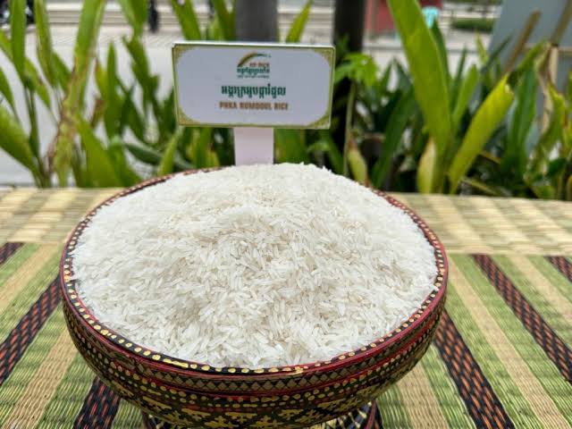 Campuchia lần đầu làm việc chưa từng có: Xuất khẩu 10.000 tấn gạo bằng tàu chở hàng rời, điểm đến là một đối tác lớn của gạo Việt Nam - Ảnh 3.