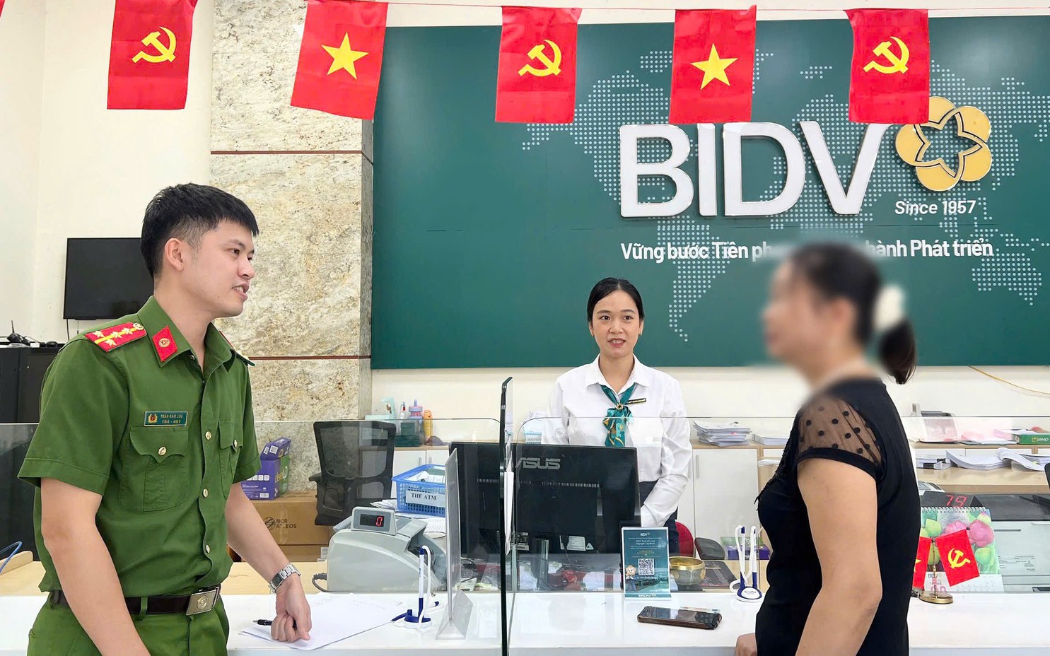 Người phụ nữ đến ngân hàng để chuyển khoản 25 triệu: Nhân viên BIDV không lập tức thực hiện yêu cầu mà báo ngay cho công an