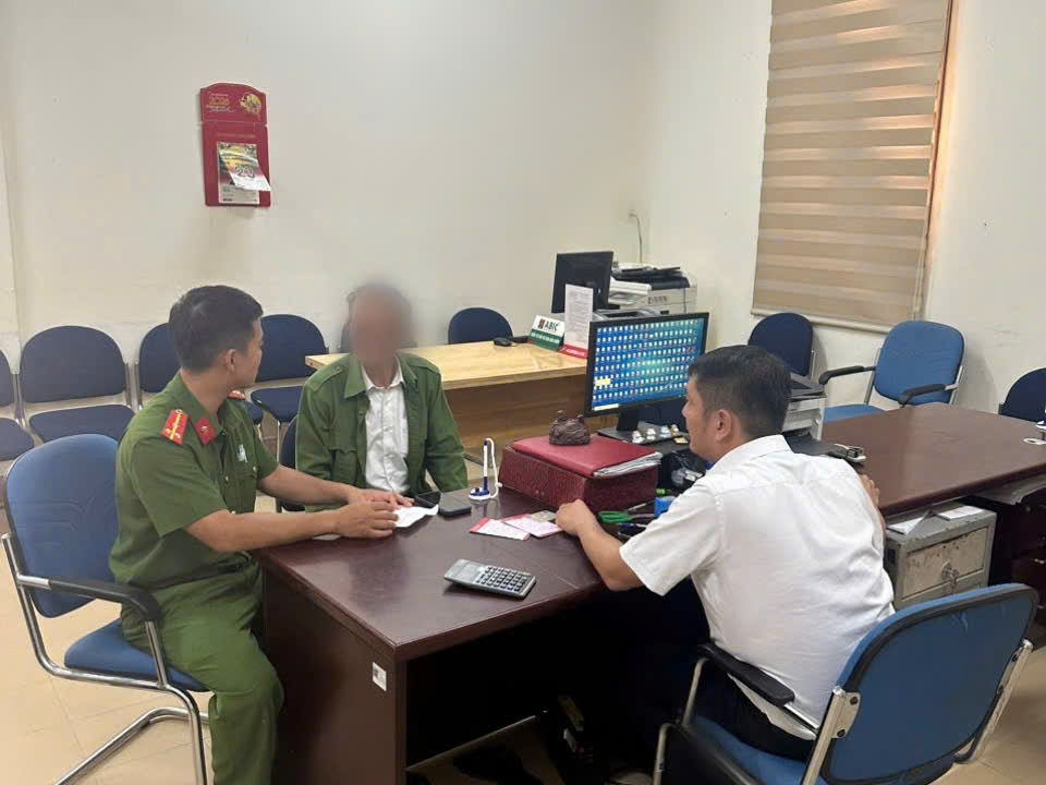 Khách hàng SN 1956 đến Agribank rút sổ tiết kiệm để chuyển tiền đi kèm một nội dung: Cán bộ ngân hàng lập tức báo công an - Ảnh 1.
