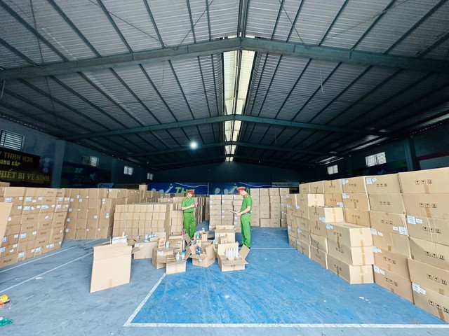 Cảnh sát đồng loạt khám xét 8 địa điểm, bắt giám đốc Nguyễn Thanh Phương Tuyền và nhiều người khác- Ảnh 6.