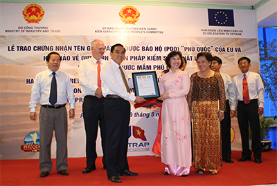 Đặc sản Việt Nam đầu tiên được châu Âu bảo hộ: Mỗi thùng ủ đúng 52 miếng gỗ, ngâm 12 tháng, mà rất ít nhà dám dán nhãn- Ảnh 1.