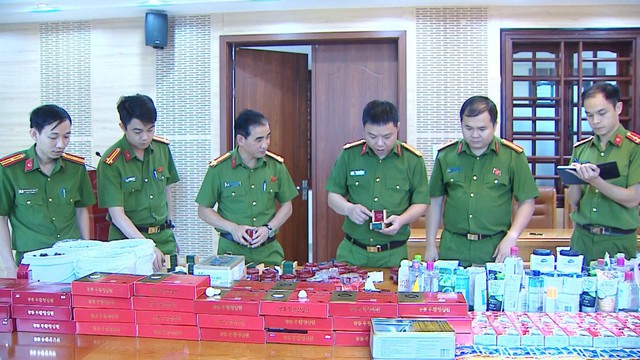 Cảnh sát đồng loạt khám xét 8 địa điểm, bắt giám đốc Nguyễn Thanh Phương Tuyền và nhiều người khác- Ảnh 5.