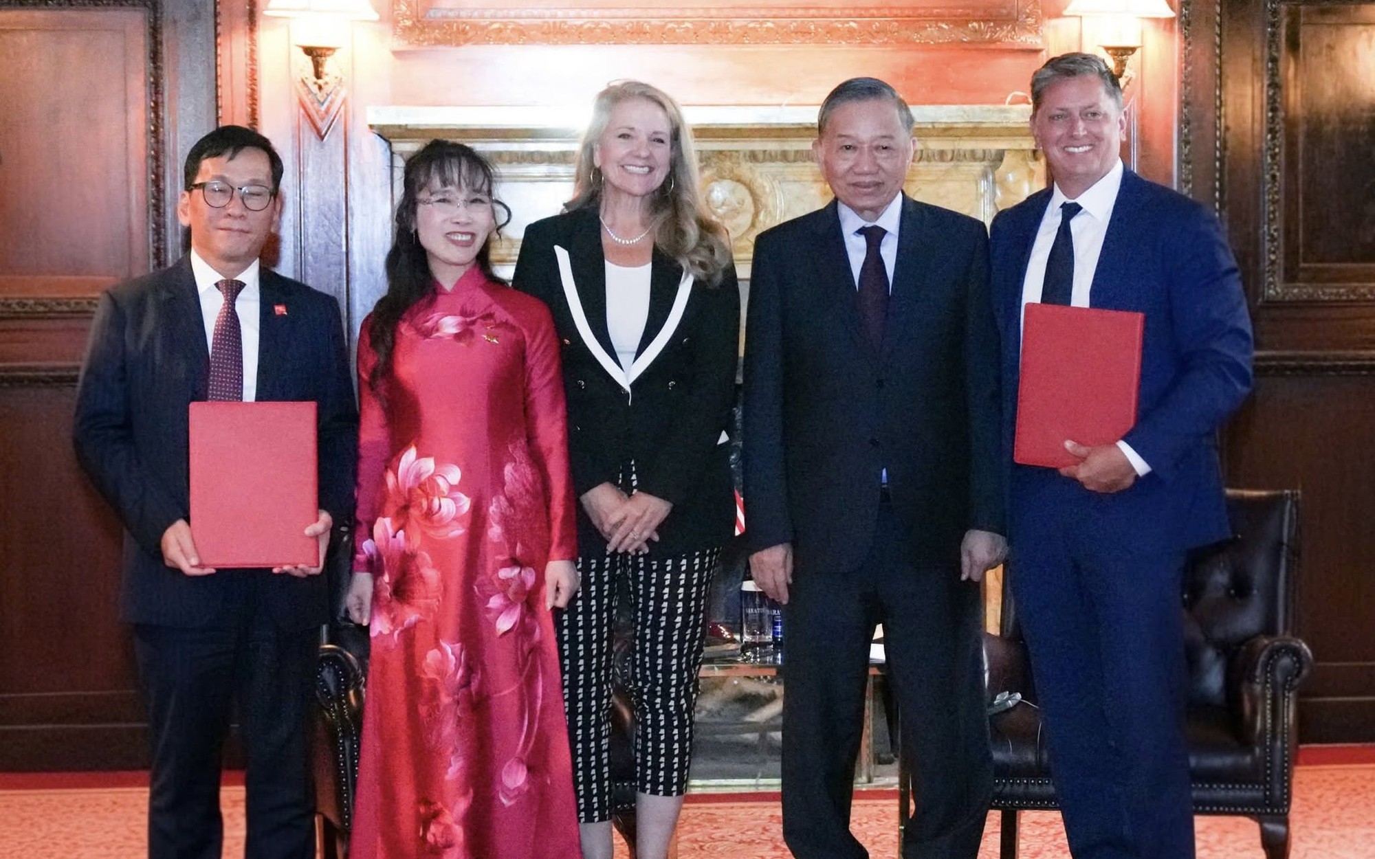 Tỷ phú Nguyễn Thị Phương Thảo "bắt tay" Elon Musk đưa internet lên bầu trời