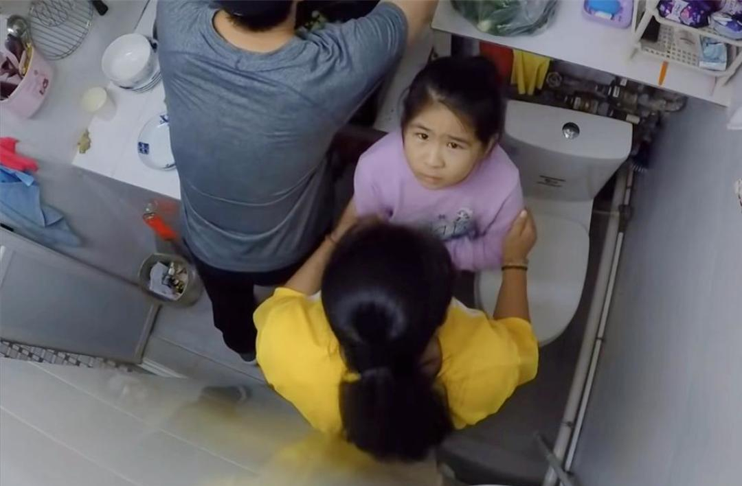 Bật khóc ở Hong Kong: Mẹ đơn thân cùng con gái sống trong “hộp diêm” 5m², bếp ngay cạnh bồn cầu, vẫn cố vun vén thành mái ấm - Ảnh 6.