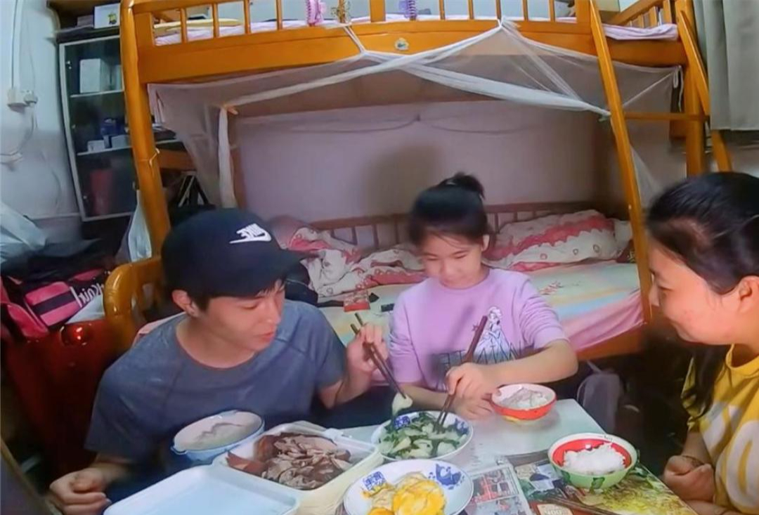 Bật khóc ở Hong Kong: Mẹ đơn thân cùng con gái sống trong “hộp diêm” 5m², bếp ngay cạnh bồn cầu, vẫn cố vun vén thành mái ấm - Ảnh 14.