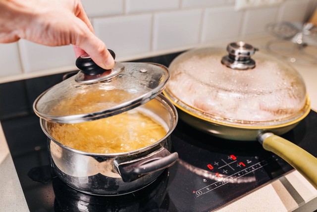 Vung nồi bỗng dính chặt vào mặt bếp: Nhấc lên ngay là điều nên tránh- Ảnh 1.