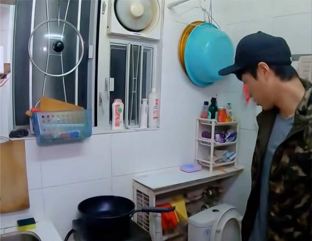 Bật khóc ở Hong Kong: Mẹ đơn thân cùng con gái sống trong “hộp diêm” 5m², bếp ngay cạnh bồn cầu, vẫn cố vun vén thành mái ấm - Ảnh 8.