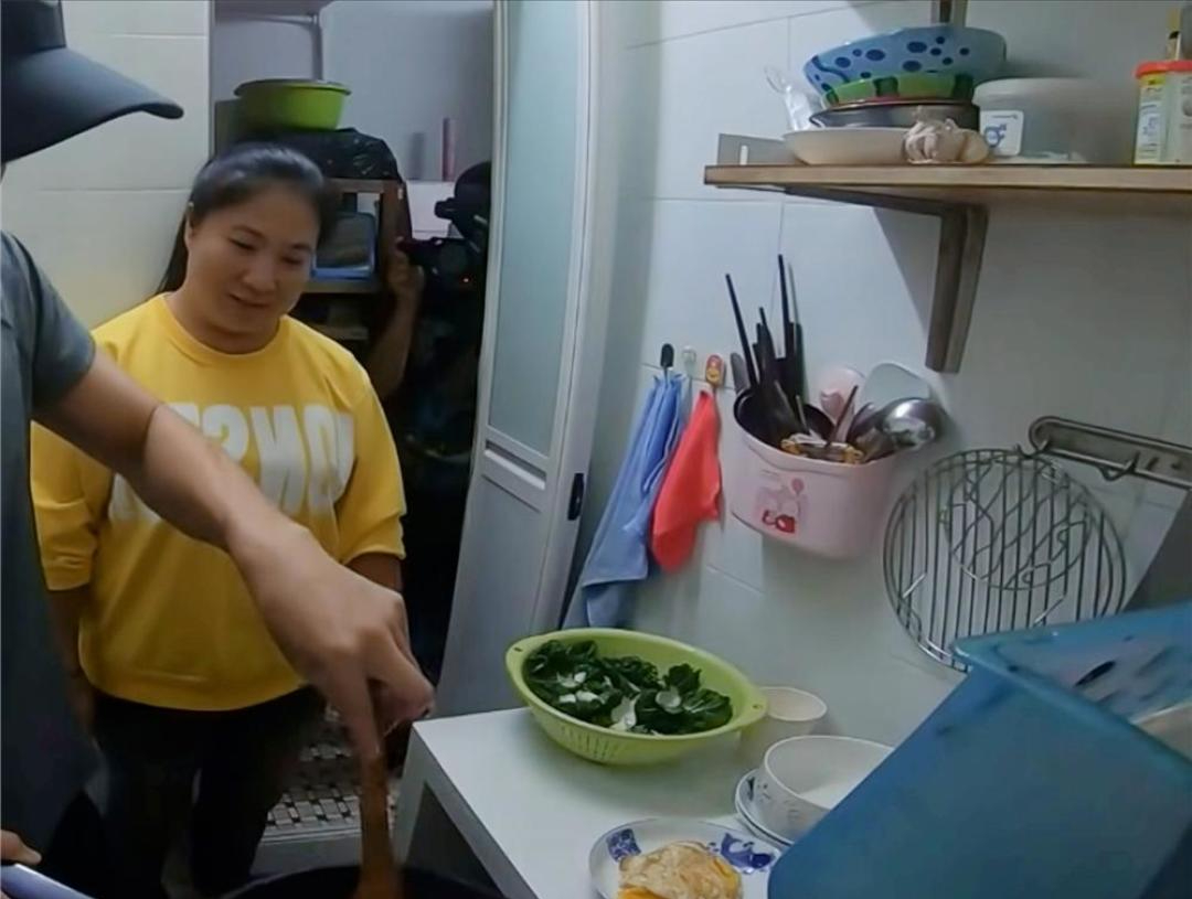 Bật khóc ở Hong Kong: Mẹ đơn thân cùng con gái sống trong “hộp diêm” 5m², bếp ngay cạnh bồn cầu, vẫn cố vun vén thành mái ấm - Ảnh 7.