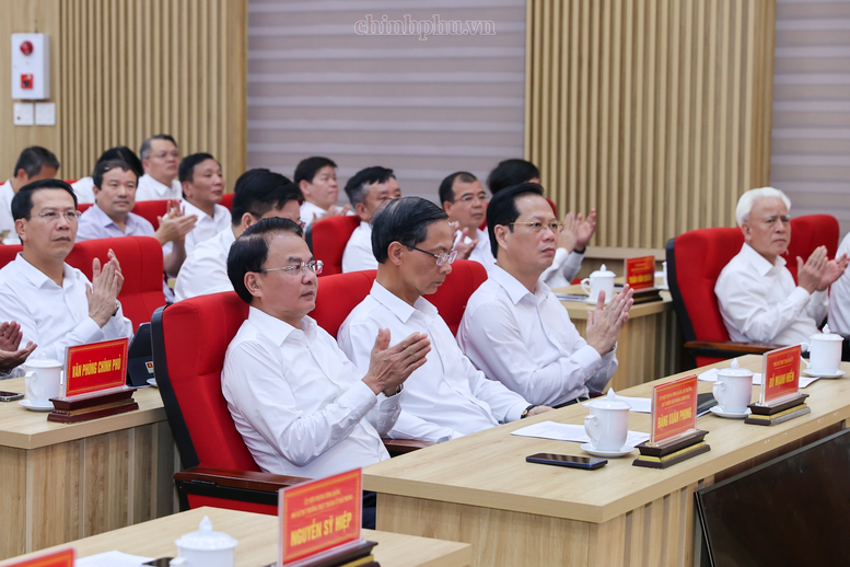 Thủ tướng: Sửa đồng bộ các luật nhằm không để giá đất tăng cao và bảo đảm chỗ ở cho người dân- Ảnh 4.
