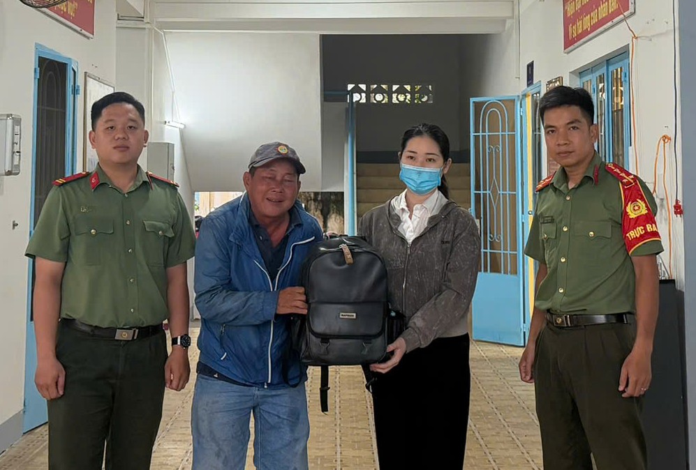 Phát hiện 7 nhẫn vàng 24K và cọc tiền 38 triệu đồng nằm chơ vơ trên đường QL53- Ảnh 1. Phát hiện 7 nhẫn vàng 24K và cọc tiền 38 triệu đồng nằm chơ vơ trên đường QL53- Ảnh 1.