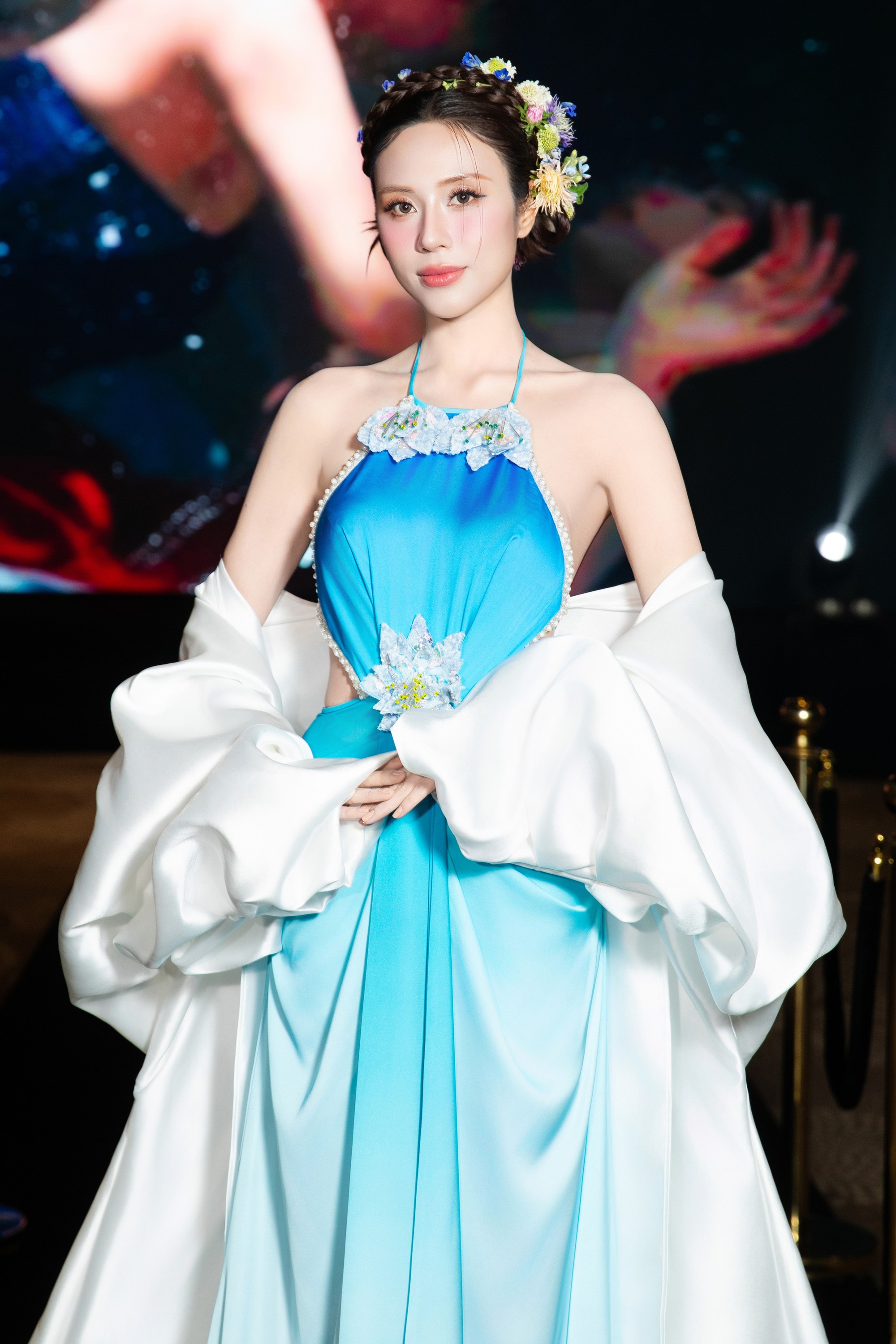 Tô Diệp Hà diện thiết kế cảm hứng hoa sen, hóa nàng thơ đọ sắc cùng dàn diễn viên "Chị Chị Em Em 3"- Ảnh 2.