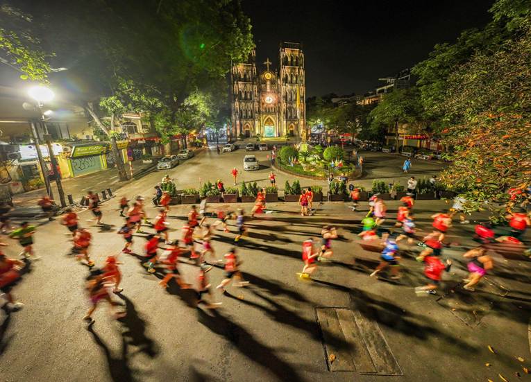 Giải chạy quy mô lớn góp thêm động lực cho kinh tế Hà Nội - Ảnh 1.