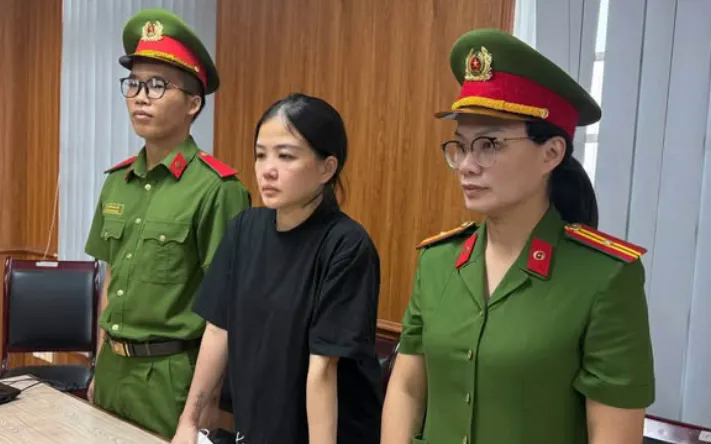 Đối tượng Lê Thị Phương Thảo (giữa) - Ảnh: Công an TP Đà Nẵng