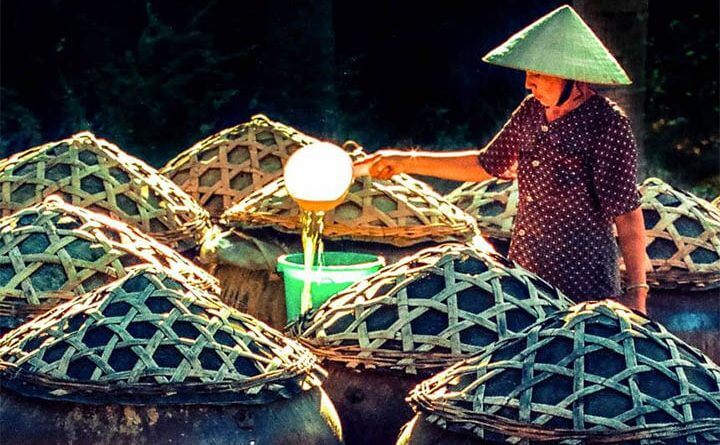 Đặc sản Việt Nam đầu tiên được châu Âu bảo hộ: Mỗi thùng ủ đúng 52 miếng gỗ, ngâm 12 tháng, mà rất ít nhà dám dán nhãn- Ảnh 3.