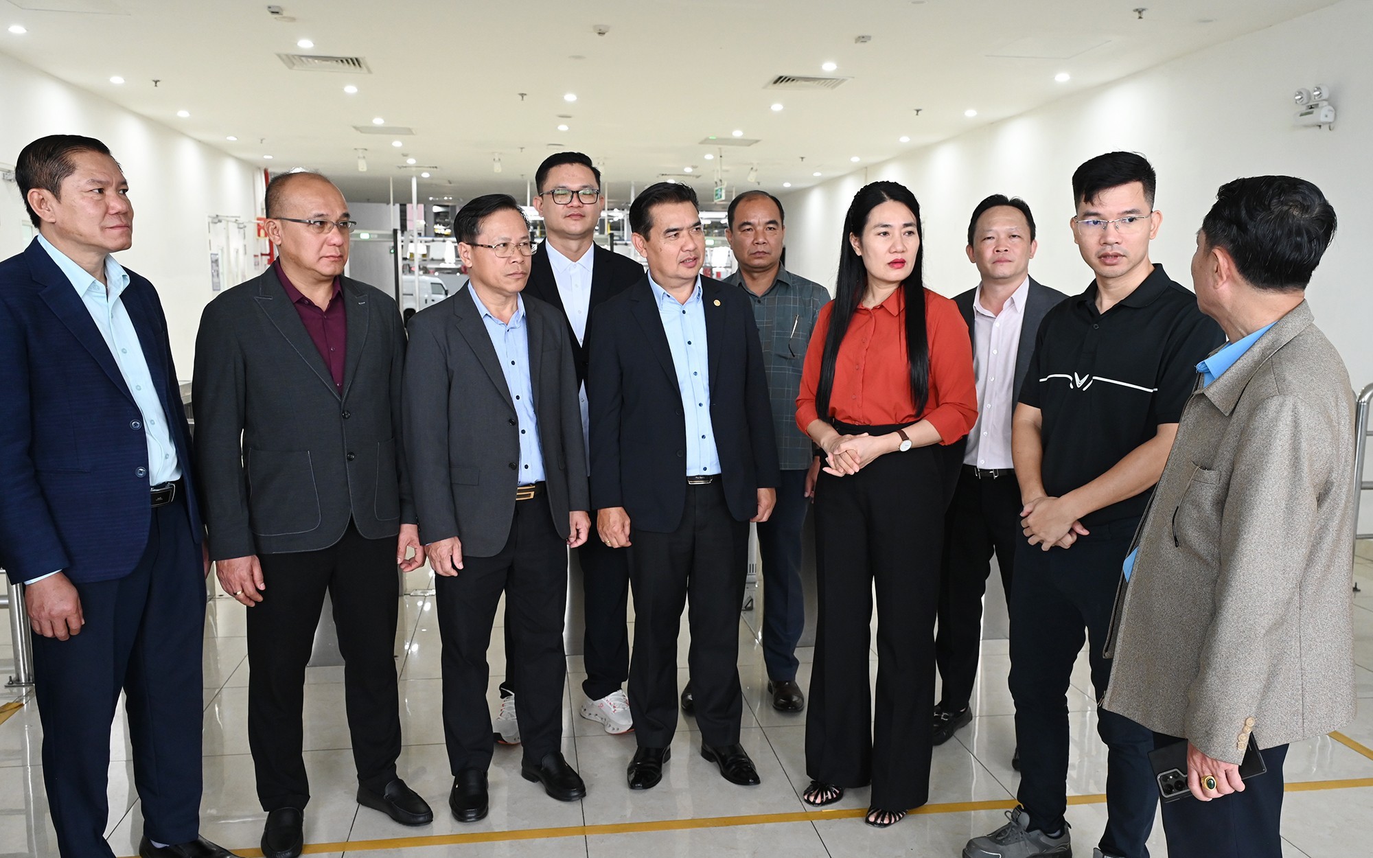 Nhà máy 7.300 tỷ đồng ở quê nhà tỷ phú Phạm Nhật Vượng đón đoàn đại biểu cấp cao nước Lào