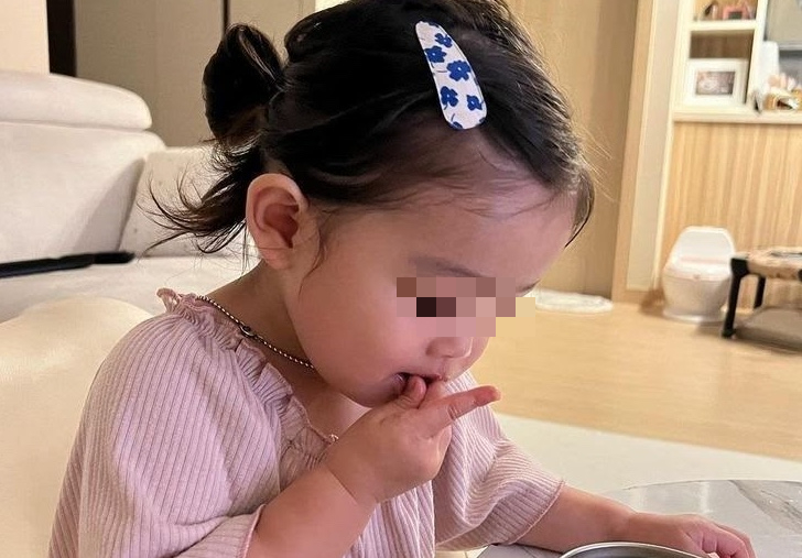 Bé gái 3 tuổi vô tình nuốt kẹo cao su, người bà nhanh chóng làm 1 động tác "cấp cứu": Bác sĩ nghe xong hết lời khen- Ảnh 1.